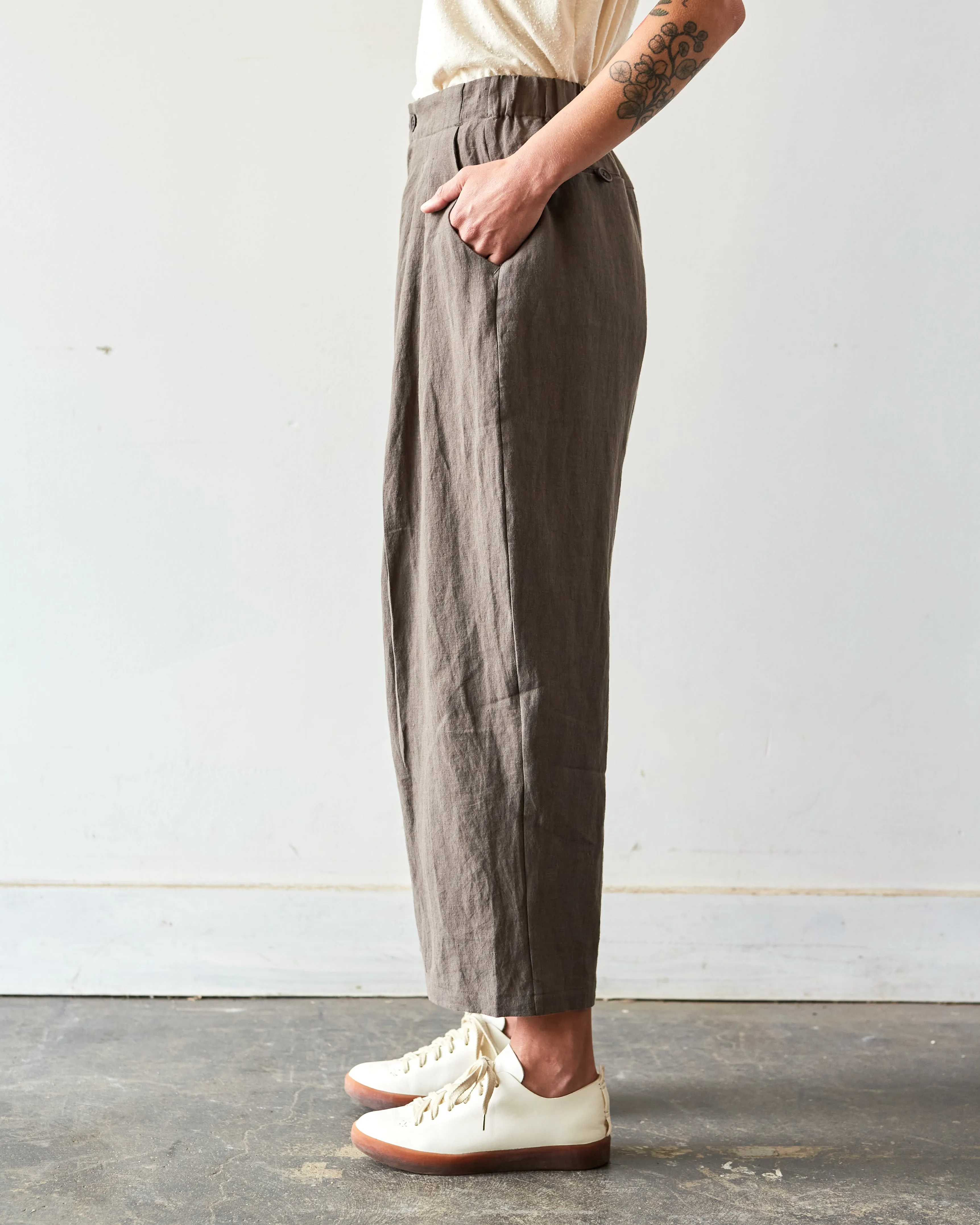 7115 Summer Pleated Trouser, Dark Oak